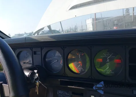 1982 Pontiac Firebird Trans Am z USA, uszkodzony, nr VIN 1G2AW87H7CL564815